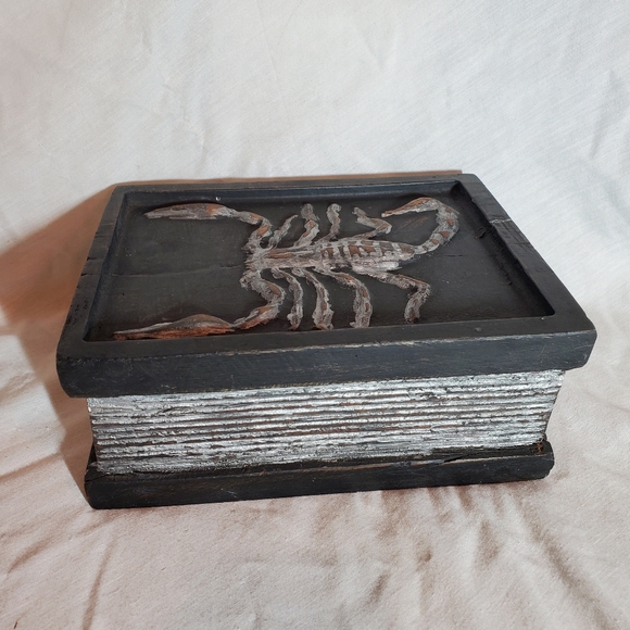 Wooden scorpion book decor block - Picture 3 of 5